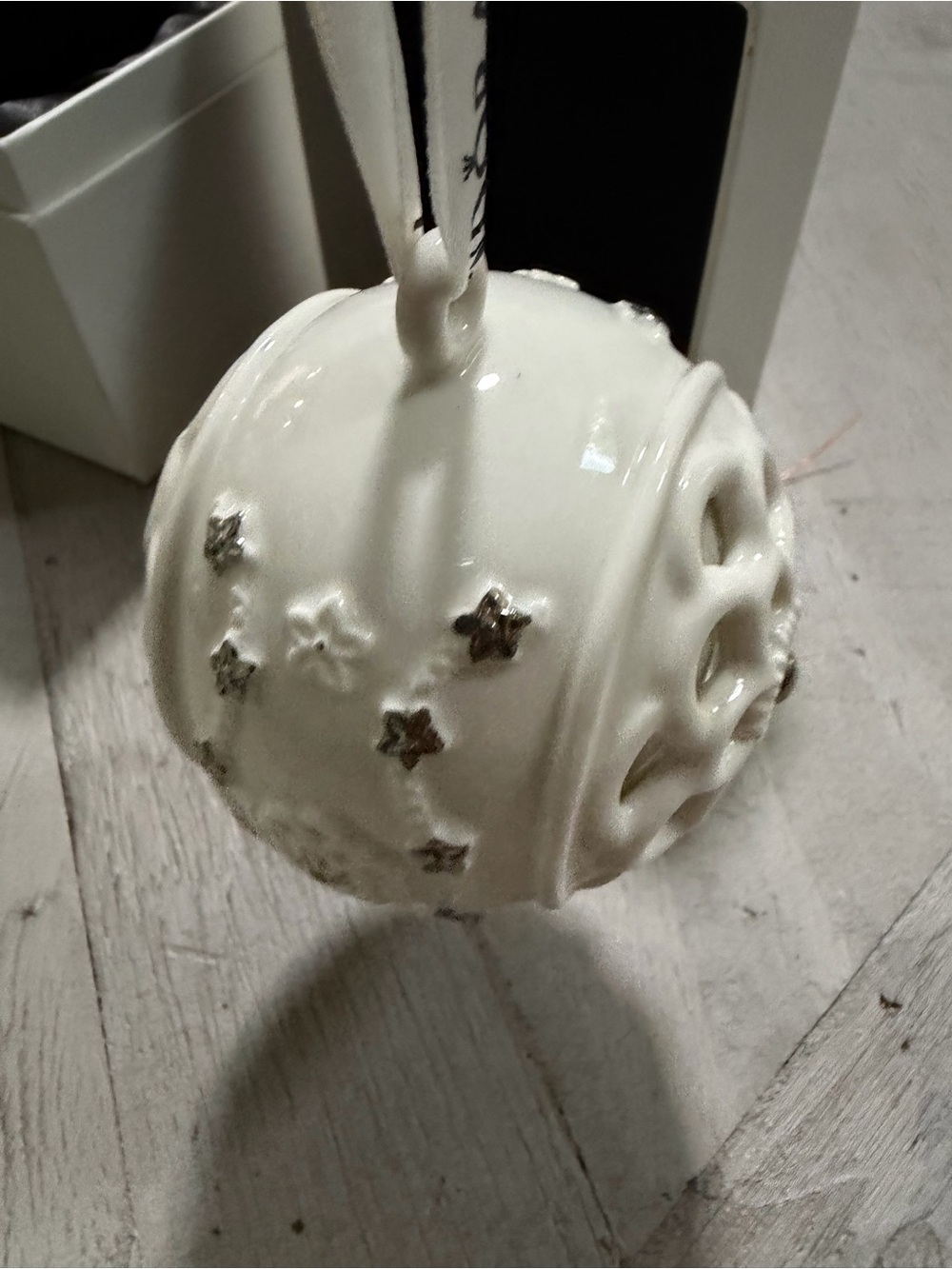 Pandora 2011 Limited Cream Ceramic Lattice Holiday Ornament in Original Box GUC